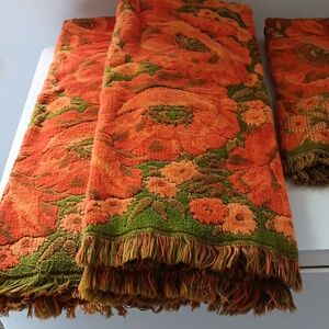 Vintage towels set. Orange and olive poppy motif by Fieldcrest.